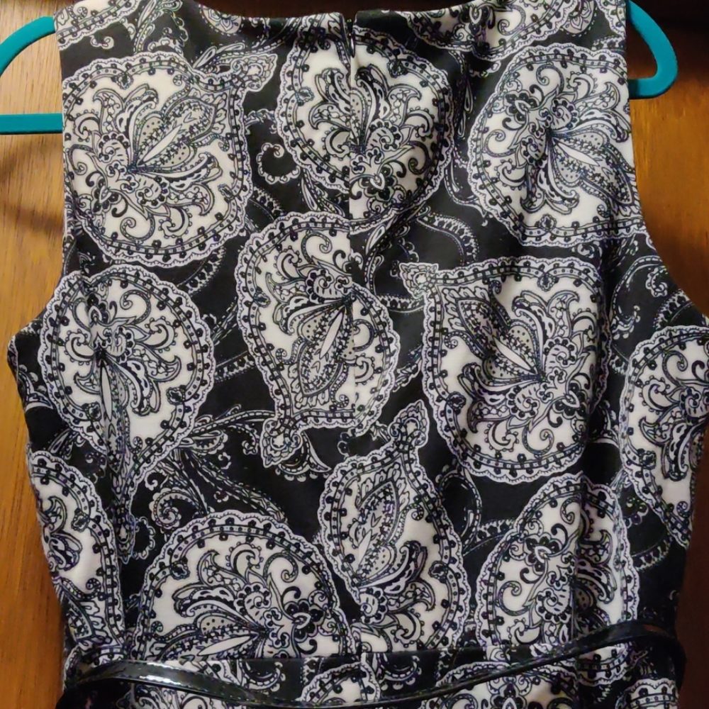 Sleeveless, belted dress - Picture 3 of 3